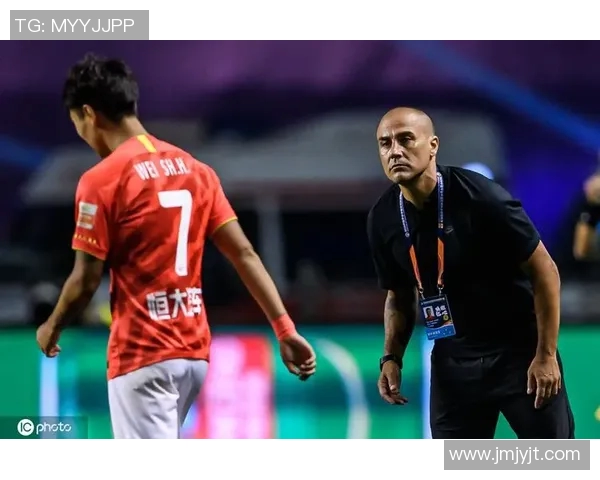 恒大与上港对决赛后采访精彩瞬间回顾与球员心声分享